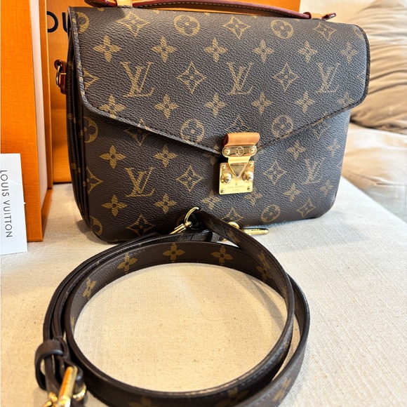 2024 Louis Vuitton Pochette Métis in Classic Monogram, Pre-loved - Picture 2 of 8